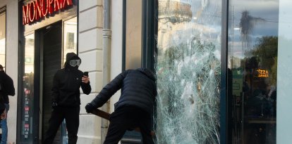 Los black blocs durante una manifestación en Montpellier, Hérault, Francia