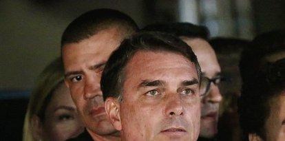 Flavio Bolsonaro habla ante la prensa tras la segunda vuelta de las elecciones presidenciales en Brasil
