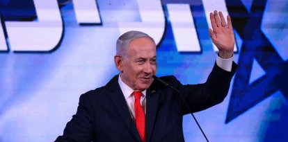 El primer ministro de Israel, Benjamin Netanyahu, hace gestos a sus seguidores durante el mitin de la noche electoral