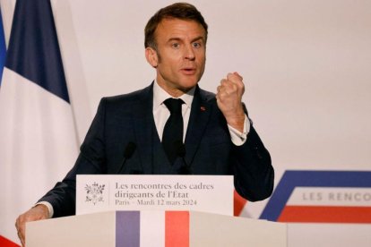 El presidente de Francia, Emmanuel Macron, pronuncia un discurso durante una reunión con altos cargos del Gobierno en París