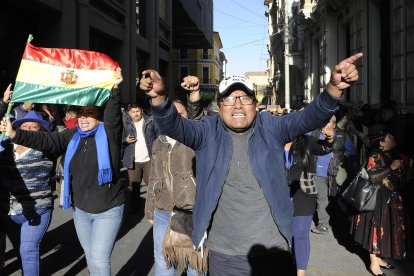 Manifestantes salen a la calle en apoyo al Gobierno de Luis Arce después del golpe de Estado de Zúñiga en La Paz, Bolivia.