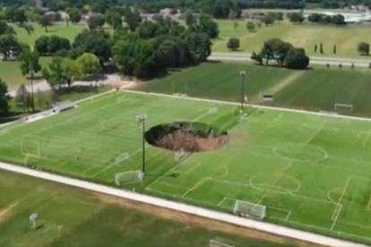 Socavón en un campo de fútbol