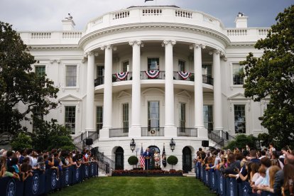 El Presidente Joe Biden pronuncia un discurso en el Jardín Sur ante la mirada de la Primera Dama Jill Biden, anfitriona del Picnic del Congreso en la Casa Blanca
