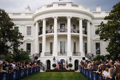 El Presidente Joe Biden pronuncia un discurso en el Jardín Sur ante la mirada de la Primera Dama Jill Biden, anfitriona del Picnic del Congreso en la Casa Blanca