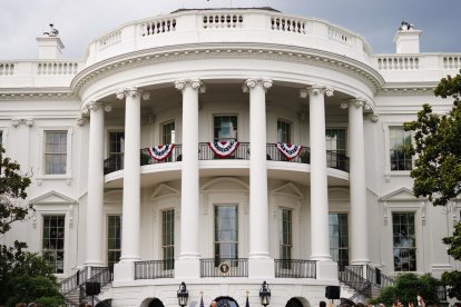 El Presidente Joe Biden pronuncia un discurso en el Jardín Sur ante la mirada de la Primera Dama Jill Biden, anfitriona del Picnic del Congreso en la Casa Blanca