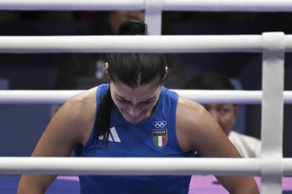 August 1, 2024, Paris, FRANCE: Imane Khelif  of Algeria  (unseen) and Angela Carini  of Italy ( Blue) in action during their women's 66kg preliminar round of 16 bout of the Boxing competitions in the Paris 2024 Olympic Games, at the North Paris Arena in Villepinte, France,  1 August 2024 . ANSA / CIRO FUSCO (Credit Image: © ANSA via ZUMA Press) *** Local Caption *** Paris 2024: Boxer In Gender Test Controversy Win First Fight