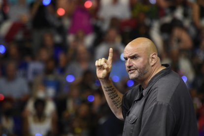El senador John Fetterman fue uno de los oradores del primer evento de campaña del ticket Harris-Walz/ Matthew Hatcher