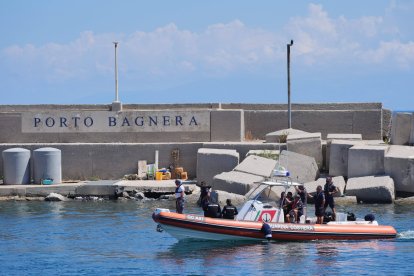 Equipos de emergencia italianos tras las tareas de rescate del Bayesian