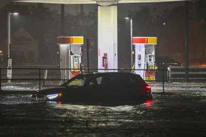Huracán 'Milton': Un vehículo queda varado en una calle inundada por el agua después de que el huracán Milton tocara tierra en Brandon, Florida, el 9 de octubre de 2024. Milton tocó tierra en Florida el 9 de octubre de 2024 como un huracán "extremadamente peligroso" de categoría 3, con marejadas ciclónicas, vientos extremos e inundaciones repentinas, según informó el Centro Nacional de Huracanes (NHC)