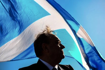 El exministro principal de Escocia Alex Salmond posa con una bandera nacional.