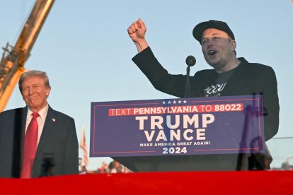 Elecciones presidenciales 2024: El consejero delegado de Tesla, Elon Musk (d), habla en el escenario mientras se une al expresidente de Estados Unidos y candidato presidencial republicano Donald Trump durante un mitin de campaña en el lugar de su primer intento de asesinato en Butler, Pensilvania, el 5 de octubre de 2024.