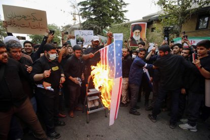 Manifestantes queman una bandera estadounidense en Teherán, Irán