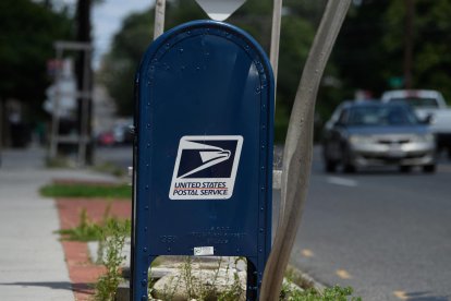 Elecciones Presidenciales 2024: Un buzón del Servicio Postal de Estados Unidos (USPS) frente a una oficina de correos en Washington, DC,
