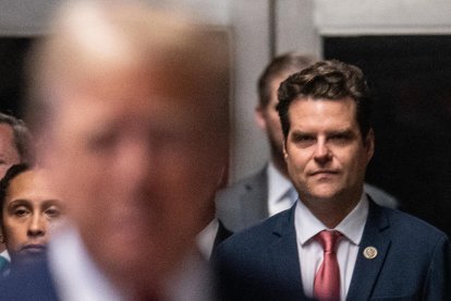 Elecciones presidenciales 2024 | Gaetz, en segundo término, asiste a las declaraciones de Trump tras unas de sus vistas por el caso Stormy Daniels.