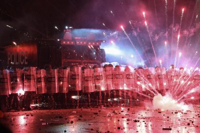 Una línea policial recibe disparos de fuegos artificiales en Tiflis, Georgia
