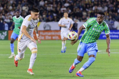 Gabriel Pec del LA Galaxy lucha por el balón con Nouhou Tolo