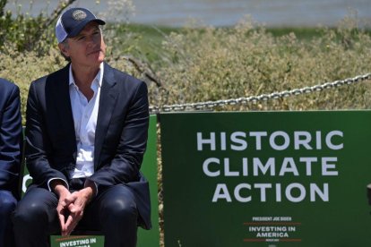 Gavin Newsom, en una planta de energía solar