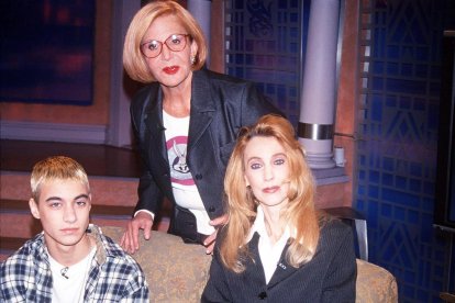 La madre de Eminem Debbie Nelson (sentada) y su hermano Nate con Sally Jesse Raphael.