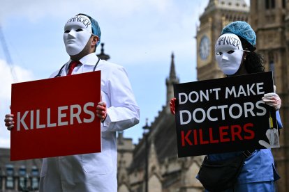 Manifestación antieutanasia frente al Westminster Hall en Londres