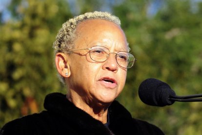 Nikki Giovanni lee un poema durante las ceremonias en el Lincoln Memorial de Washington