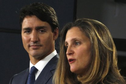 Imagen de archivo de Justin Trudeau junto a Chrystia Freeland