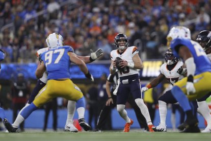 El quarterback de los Denver Broncos BO NIX (10) busca lanzar el balón durante un partido de fútbol americano de la NFL entre los Denver Broncos y Los Angeles Chargers en el SoFi Stadium de Inglewood, California.