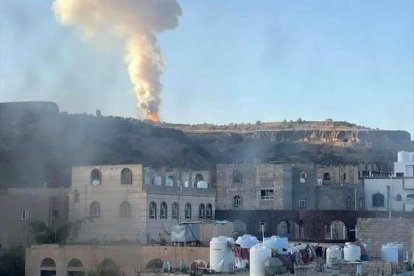 Bombardeo israelí contra los hutíes en Yemen (captura de pantalla)