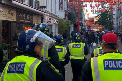 Agentes de policía se enfrentan a manifestantes en el barrio chino de Londres