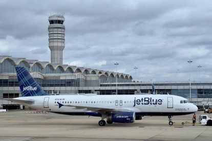 Un avión de JetBlue aterrizado en un aeropuerto