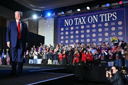 Trump en el escenario en Las Vegas, Nevada, frente a un cartel que dice ‘No Tax on Tips’