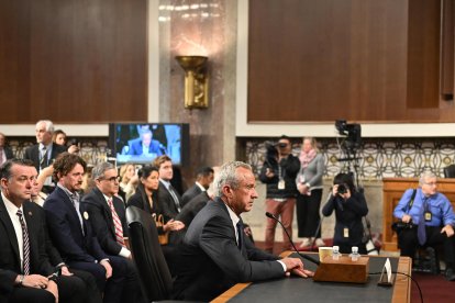 Robert F. Kennedy Jr., testifica durante una audiencia del Comité de Finanzas del Senado