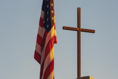 Una bandera sobre la iglesia de Sun City, Arizona