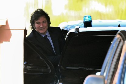 Javier Milei, saliendo de la Casa Rosada