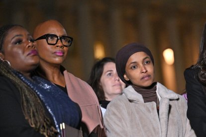 Cori Bush, Ayanna Pressley e Ilhan Omar durante una protesta en 2023