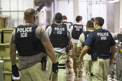 Agentes del ICE y de Investigaciones de Seguridad Nacional (HSI).
