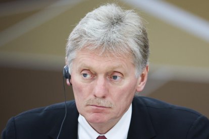 RUSIA, SAN PETERSBURGO - 27 DE JULIO DE 2023: El portavoz presidencial de Rusia, Dmitry Peskov, asiste a una reunión entre el presidente Putin, Azali Assoumani, presidente de las Comoras, presidente de la Unión Africana, y el presidente de la Comisión de la Unión Africana, Moussa Faki Mahamat, en el marco de la II Cumbre Rusia-África en el Centro de Convenciones y Exposiciones ExpoForum.