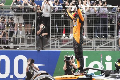 El piloto australiano de McLaren Oscar Piastri celebra tras ganar la carrera del Gran Premio de China de Fórmula Uno en el Circuito Internacional de Shanghai, Shanghai, domingo 23 de marzo de 2025