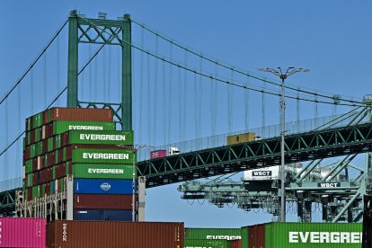 Contenedores de carga apilados en el Puerto de Long Beach