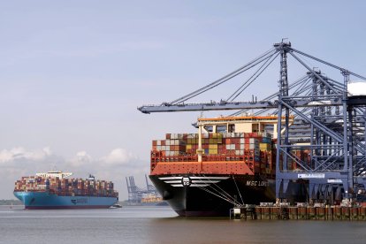 El Maersk Horsburgh adelanta al mayor carguero del mundo, el MSC Loreto, mientras está atracado en el puerto de Felixstowe, en Suffolk. El buque, que comparte el título de mayor del mundo con su gemelo MSC Irina, mide 400 metros de eslora y tiene capacidad para más de 24.346 contenedores.