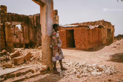Una niña, entre las ruinas de una iglesia en Nigeria