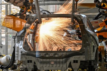 Robots sueldan chasis de coches eléctricos en una fábrica de Zeekr en la isla de Meishan en Ningbo, en la provincia oriental china de Zhejiang, el 18 de abril de 2025.