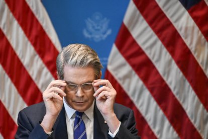 El Secretario del Tesoro de EE.UU., Scott Bessent, gesticula durante una rueda de prensa en Ginebra el 12 de mayo de 2025, para dar detalles de "avances sustanciales" tras una reunión a puerta cerrada de dos días entre altos funcionarios de EE.UU. y China destinada a poner fin a una devastadora guerra arancelaria.