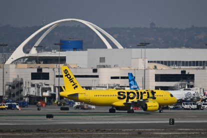 Un avión Airbus A320 de Spirit Airlines pasa junto a un avión de JetBlue Airways en el Aeropuerto Internacional de Los Ángeles.