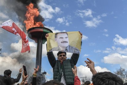 Un hombre sostiene un retrato de Abdullah Öcalan, líder del PKK