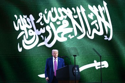 El presidente estadounidense Donald Trump se prepara para hablar durante el foro de inversión saudí-estadounidense en el Centro Internacional de Conferencias Rey Abdul Aziz en Riad el 13 de mayo de 2025. El 13 de mayo, Arabia Saudí prometió miles de millones de dólares en acuerdos con Estados Unidos, desde defensa hasta inteligencia artificial, al dar una fastuosa bienvenida al presidente Donald Trump en la primera visita de Estado de su segundo mandato.