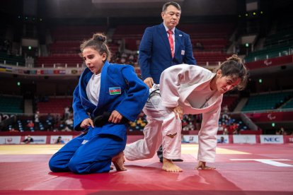 La azerbaiyana Shahana Hajiyeva en el combate final femenino de -48 kg durante los Juegos Paralímpicos de Tokio 2020
