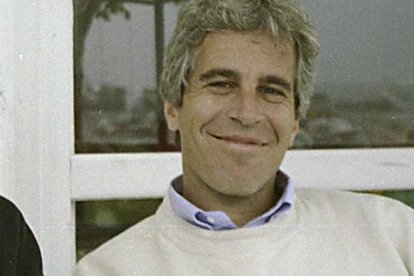 Jeffrey Epstein, junto con su expareja Ghislaine Maxwell