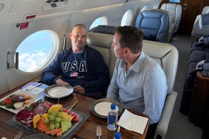 Richard Grenell y Joe St. Clair en el avión de regreso a EEUU