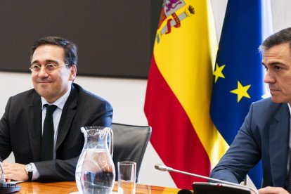 El ministro de Asuntos Exteriores de España, José Manuel Albares, y Pedro Sánchez