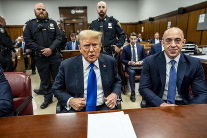 El candidato presidencial republicano Donald Trump, acompañado por el abogado Emil Bove (derecha), asiste a su juicio penal en el Tribunal Penal de Manhattan, en la ciudad de Nueva York, el 30 de mayo de 2024. El jurado regresa el jueves para una segunda jornada de deliberaciones en el juicio penal de Donald Trump, dejando al candidato presidencial republicano y al país a la espera de una decisión que podría dar un vuelco a las elecciones de noviembre.